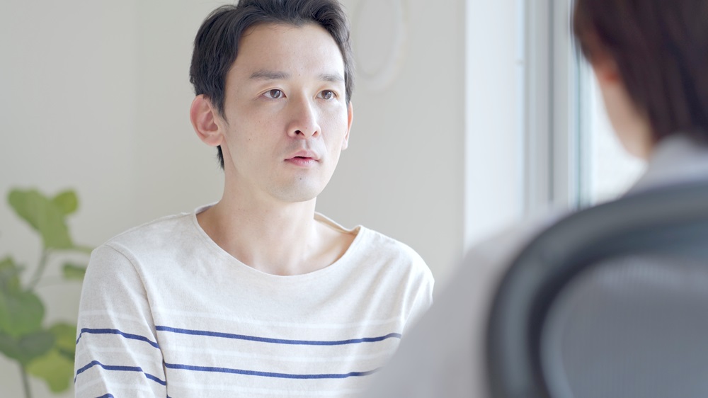 医師と向き合う男性